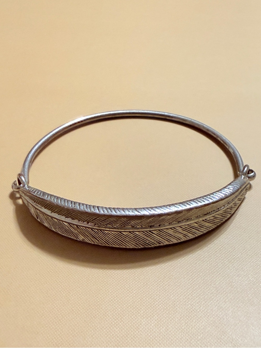Taza 2004 Vintage Lia Sophia Silver Tone Bangle